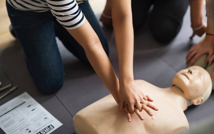 Atualização das guidelines de SBV DAE em adultos e pediatria American Heart Association